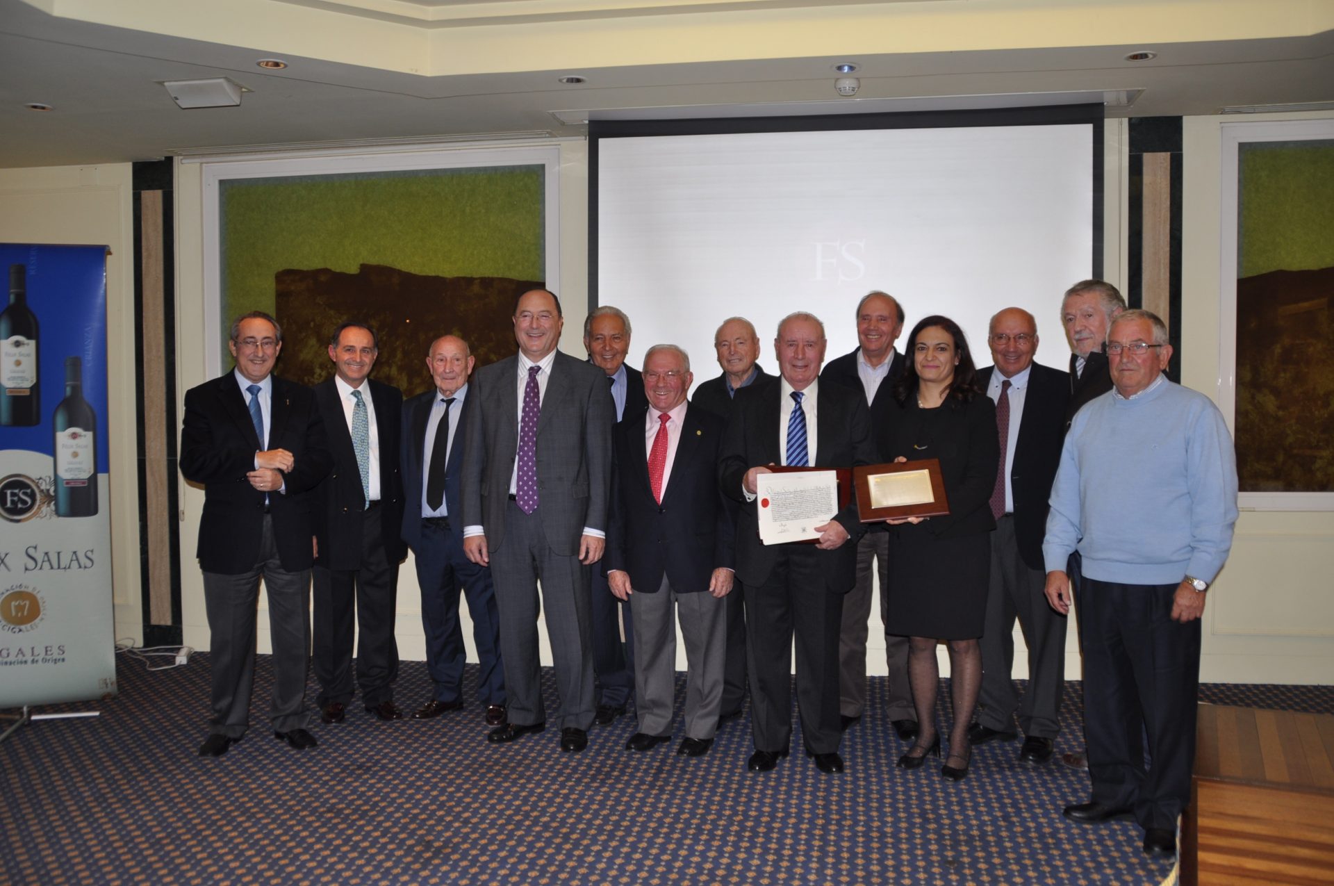 bodegueros y amigos del vino, junto a Félix Salas, en el homenaje de esta tarde