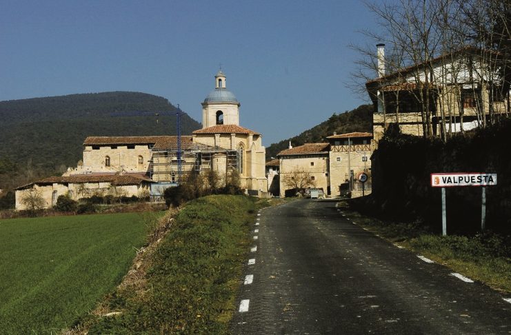 La figura de Santa María de Valpuesta domina la panorámica de la localidad. Reportaje gráfico: Truchuelo