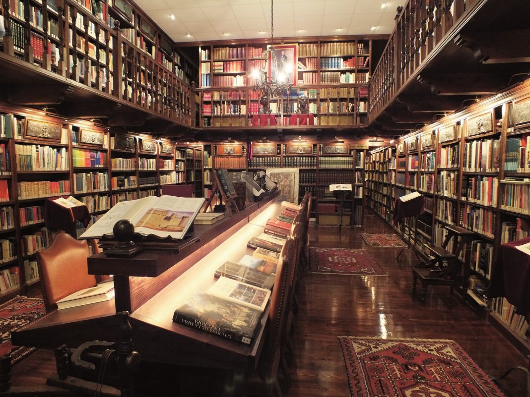 Biblioteca Camilo José Cela dentro de Bodegas Mocén