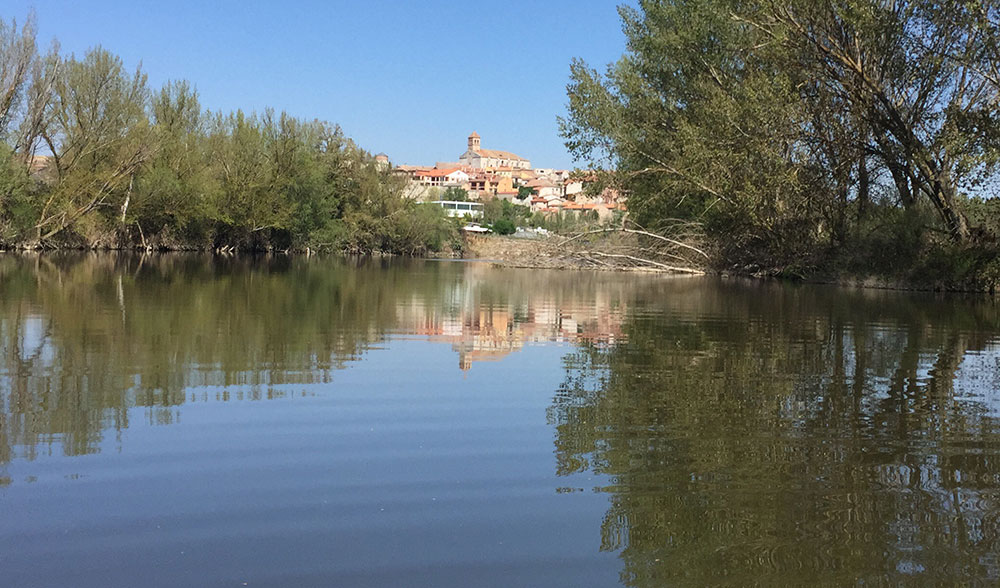 Casco histórico de Simancas contemplado desde el río Pisuerga.