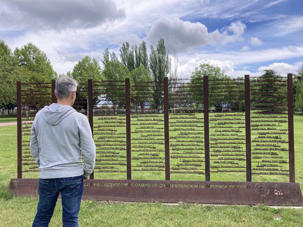 Un visitante repasa los nombres de algunos de los fallecidos en el campo de concentración.