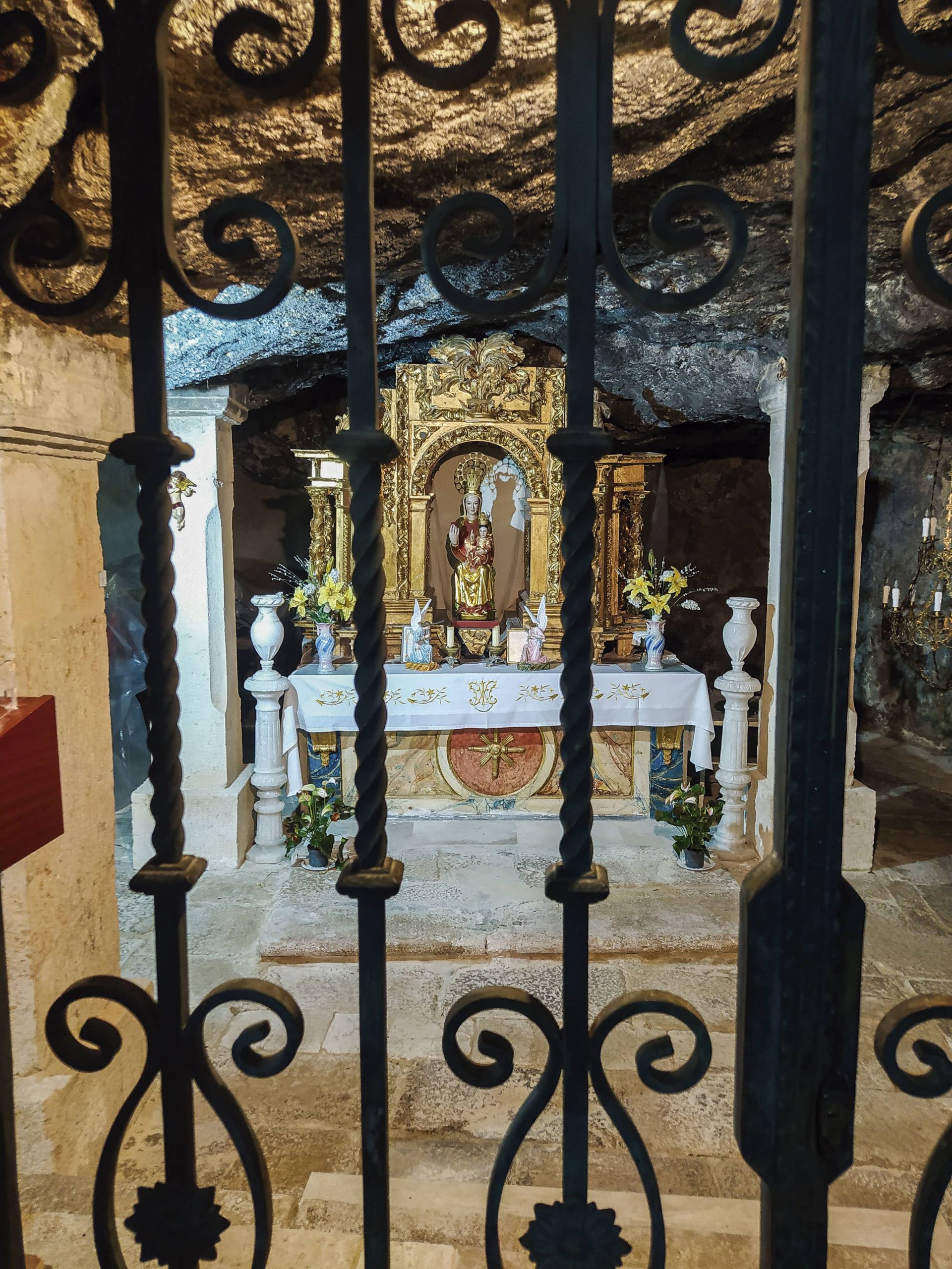 imagen de la patrona, localizada en el centro de un retablo barroco.