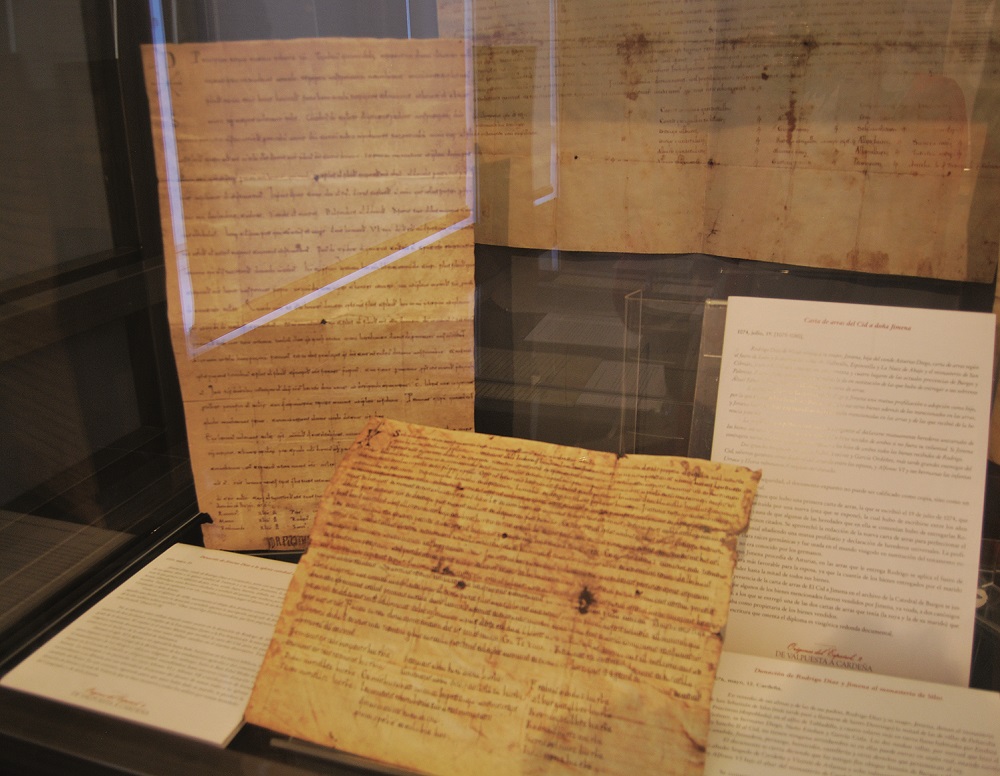 Sobre estas líneas, algunos de los documentos que se pueden ver estos días en la exposición del Palacio de la Isla.