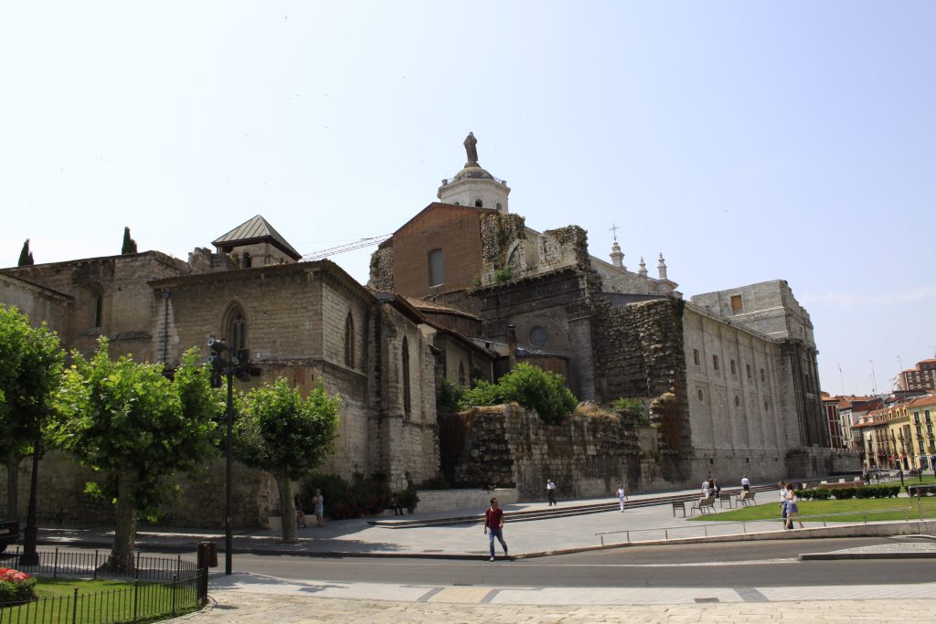 El lado norte permite ver algunas de las capillas de estilo gótico. Foto: Gustavo Roda de la Rosa