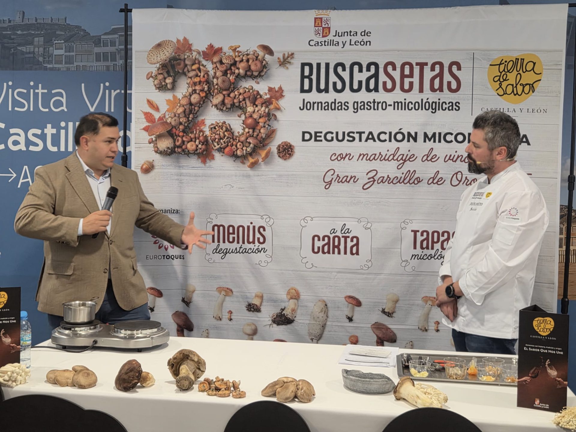 Las Jornadas Gastronómico-Micológicas Buscasetas–Tierra de Sabor celebran su XXV edición del 31 de octubre al 15 de noviembre con la participación de 149 bares y restaurantes de las nueve provincias de Castilla y León. La cifra supone un incremento de 16 establecimientos respecto a la edición anterior y consolida esta iniciativa, promovida por la comunidad europea de cocineros Euro-Toques, como una de las grandes citas de la gastronomía micológica de la Comunidad. La edición de este año incorpora como principal novedad la modalidad 'A la Carta', que permite incluir platos micológicos en la oferta habitual de los establecimientos y amplía las posibilidades de participación. En total, 74 establecimientos ofrecerán menús micológicos, 17 participarán con tapas y 53 incorporarán elaboraciones con setas a su carta. Además, 13 establecimientos se suman por primera vez a las jornadas. Valladolid y León encabezan la participación, con 28 establecimientos cada una, seguidas de Zamora, con 22; Burgos, con 18; Palencia, con 11; Salamanca y Segovia, con 10 cada una; Ávila, con 9, y Soria, con 8. La diversidad micológica de Castilla y León constituye el eje de estas jornadas, que acercan al público las posibilidades gastronómicas de las setas a través de las propuestas de los establecimientos participantes. Con esta iniciativa, Buscasetas – Tierra de Sabor vuelve a poner en valor los alimentos del territorio y el trabajo de los profesionales de la hostelería, vinculando la riqueza natural de la Comunidad con su tradición culinaria. 25 años de gastronomía micológica A lo largo de sus 25 ediciones, Buscasetas ha contribuido a difundir la riqueza micológica de Castilla y León y a acercarla al público a través de la hostelería, poniendo en valor la diversidad de especies, la creatividad culinaria y el trabajo de los profesionales del sector. La colaboración de Tierra de Sabor refuerza el vínculo entre territorio, alimentación y gastronomía, y contribuye a promocionar los productos de calidad de la Comunidad y a los establecimientos que los incorporan a sus propuestas. Durante las jornadas, los comensales podrán disfrutar de la cocina micológica a través de menús, tapas y platos incluidos en la carta habitual de los establecimientos participantes. En su XXV edición, Buscasetas renueva así su compromiso con la promoción de la gastronomía micológica y con la difusión de la riqueza culinaria de Castilla y León.